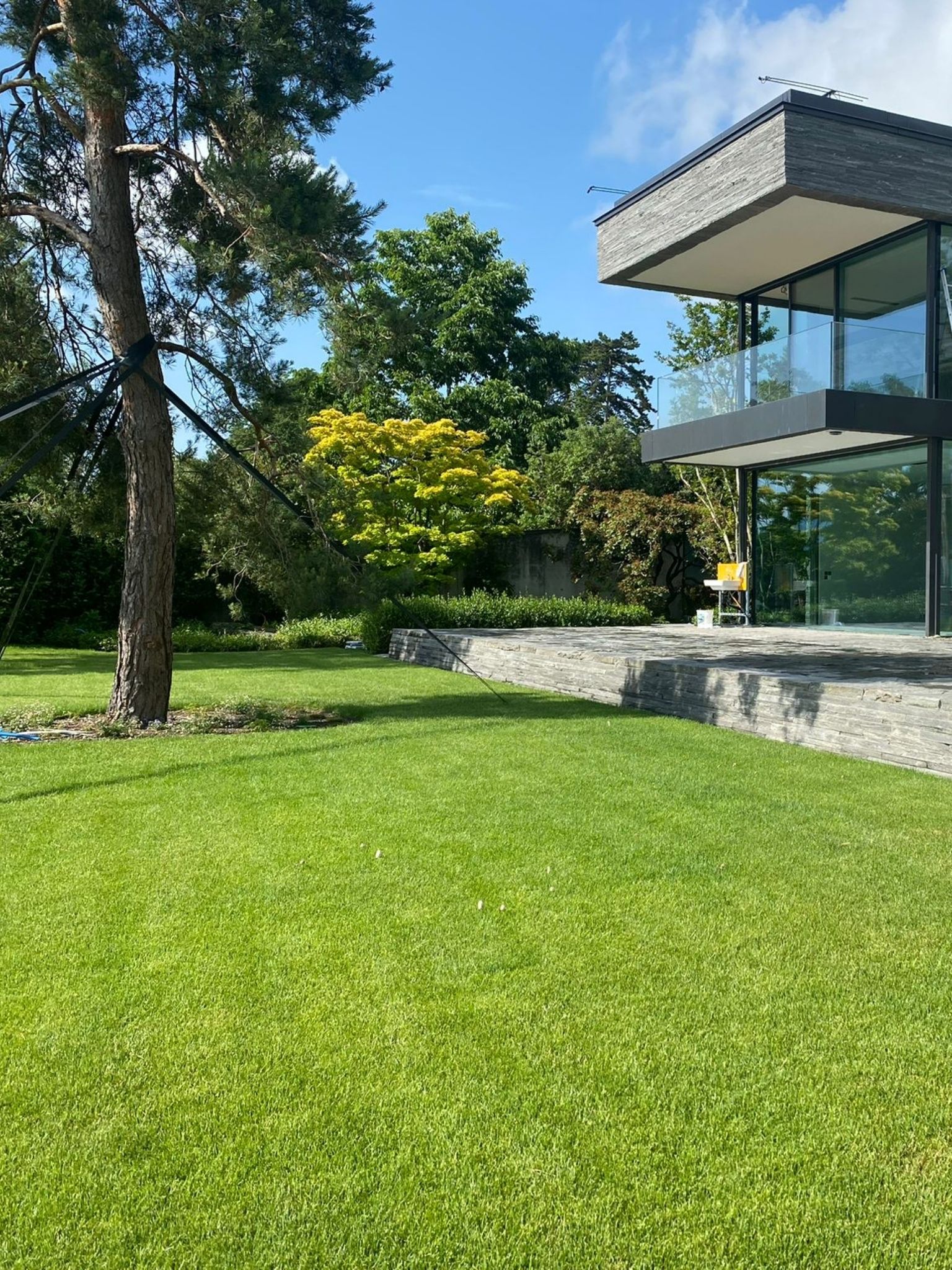 Outdoor pool with moveable floor