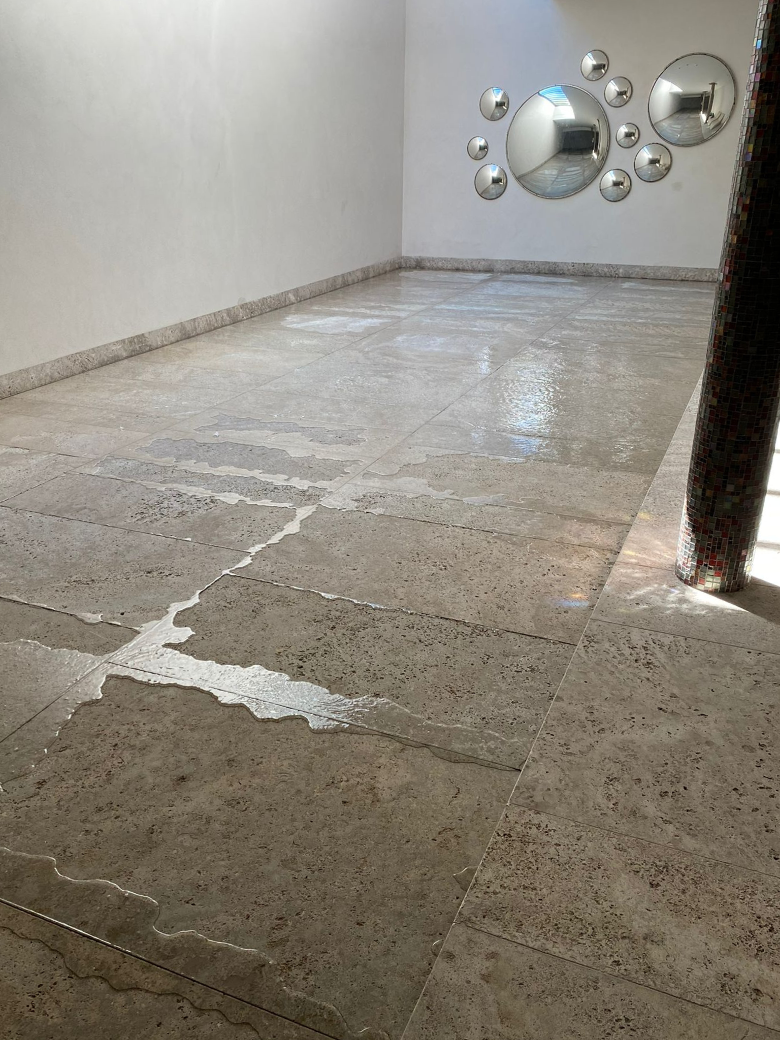 Pool with moveable floor in grey stone