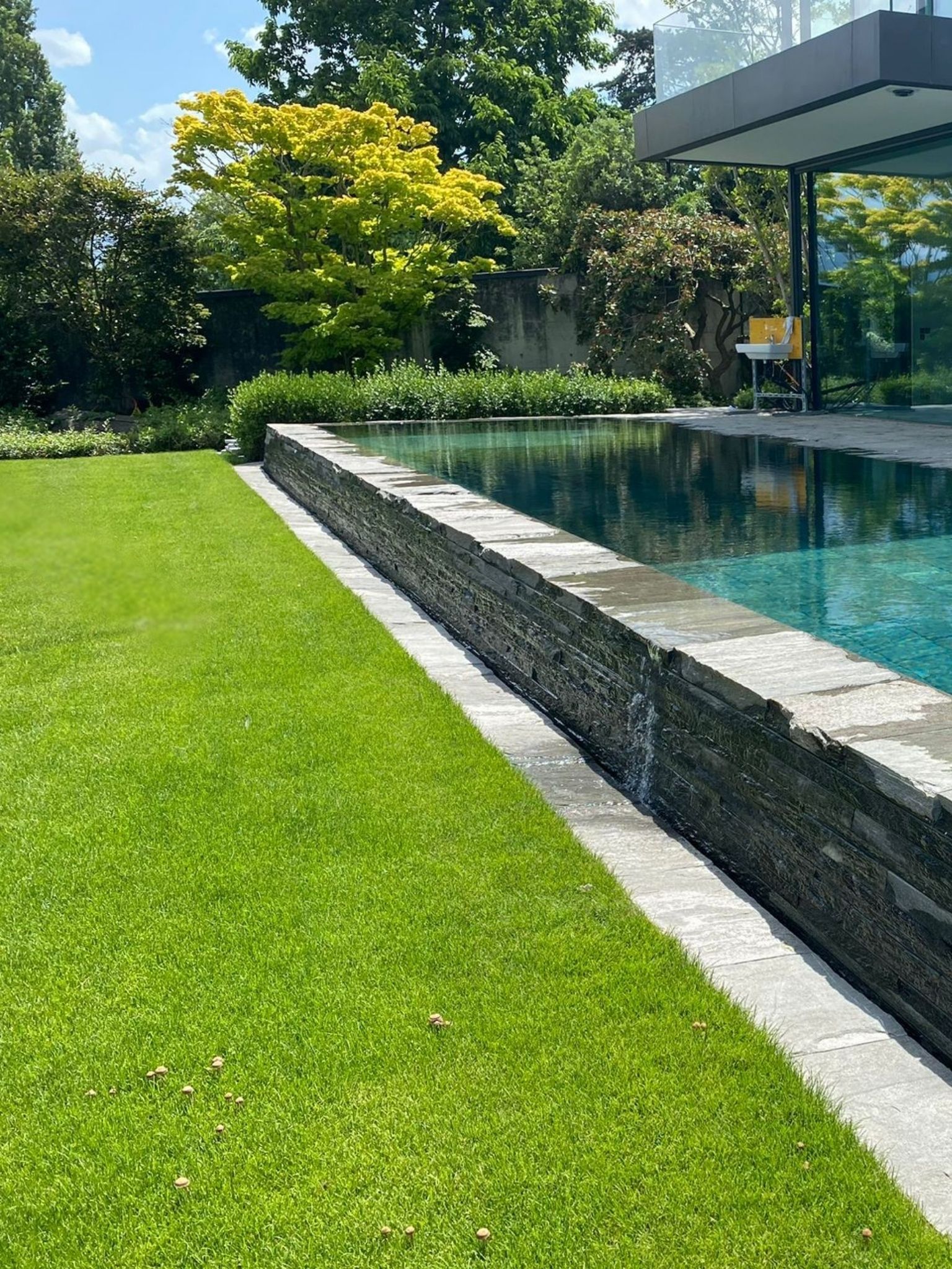 Outdoor pool with moveable floor