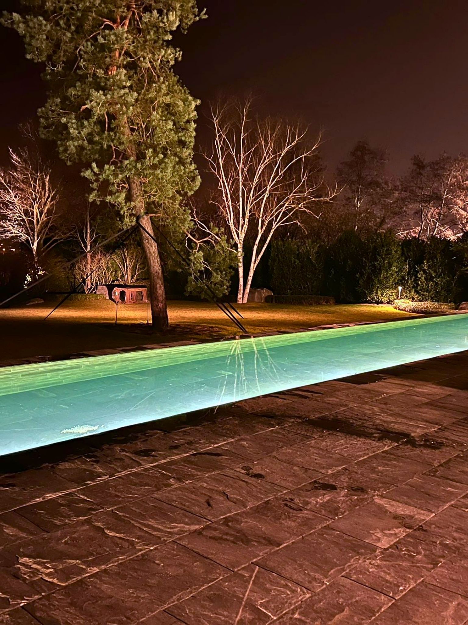 Outdoor pool with moveable floor