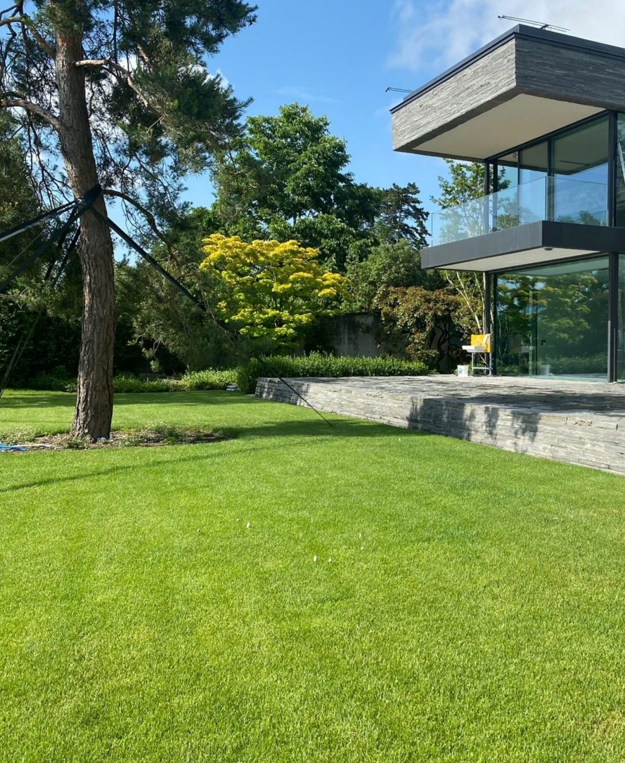 Outdoor pool with moveable floor