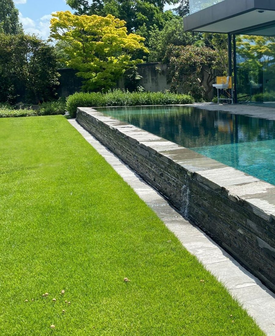 Outdoor pool with moveable floor