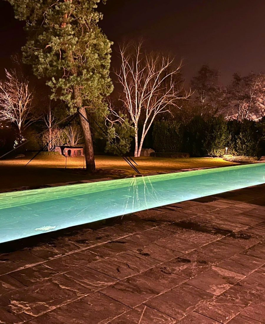 Outdoor pool with moveable floor